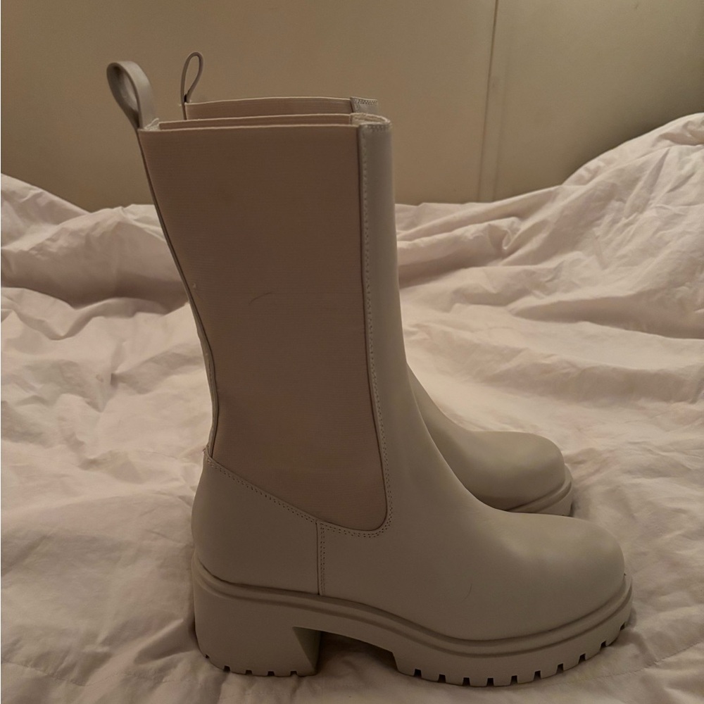Size:9 women Steve Madden Cream Heeled Boots